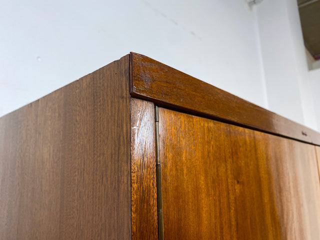 Hochwertiger 50er Jahre Kleiderschrank aus vollem Holz mit Spiegel und zeittypischen konischen Füßen I Schrank Wäscheschrank Schlafzimmerschrank Wardrobe Mid-Century 60er I