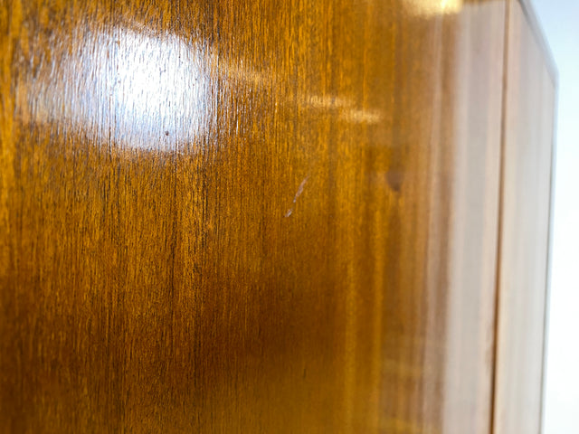 Hochwertiger 50er Jahre Kleiderschrank aus vollem Holz mit Spiegel und zeittypischen konischen Füßen I Schrank Wäscheschrank Schlafzimmerschrank Wardrobe Mid-Century 60er I