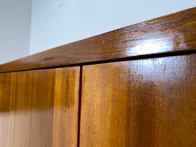 Hochwertiger 50er Jahre Kleiderschrank aus vollem Holz mit Spiegel und zeittypischen konischen Füßen I Schrank Wäscheschrank Schlafzimmerschrank Wardrobe Mid-Century 60er I