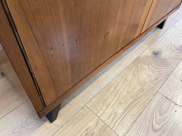 Hochwertiger 50er Jahre Kleiderschrank aus vollem Holz mit Spiegel und zeittypischen konischen Füßen I Schrank Wäscheschrank Schlafzimmerschrank Wardrobe Mid-Century 60er I
