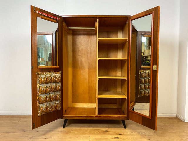 Hochwertiger 50er Jahre Kleiderschrank aus vollem Holz mit Spiegel und zeittypischen konischen Füßen I Schrank Wäscheschrank Schlafzimmerschrank Wardrobe Mid-Century 60er I