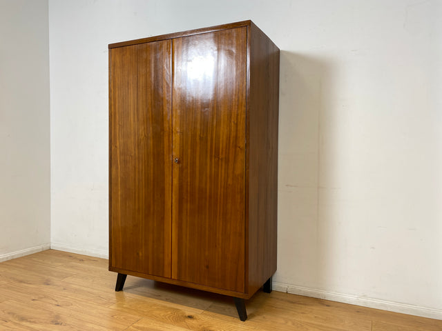Hochwertiger 50er Jahre Kleiderschrank aus vollem Holz mit Spiegel und zeittypischen konischen Füßen I Schrank Wäscheschrank Schlafzimmerschrank Wardrobe Mid-Century 60er I