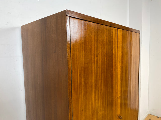 Hochwertiger 50er Jahre Kleiderschrank aus vollem Holz mit Spiegel und zeittypischen konischen Füßen I Schrank Wäscheschrank Schlafzimmerschrank Wardrobe Mid-Century 60er I