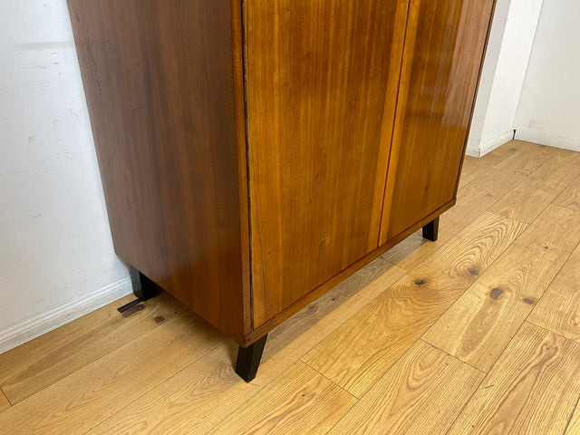 Hochwertiger 50er Jahre Kleiderschrank aus vollem Holz mit Spiegel und zeittypischen konischen Füßen I Schrank Wäscheschrank Schlafzimmerschrank Wardrobe Mid-Century 60er I
