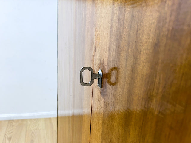 Hochwertiger 50er Jahre Kleiderschrank aus vollem Holz mit Spiegel und zeittypischen konischen Füßen I Schrank Wäscheschrank Schlafzimmerschrank Wardrobe Mid-Century 60er I