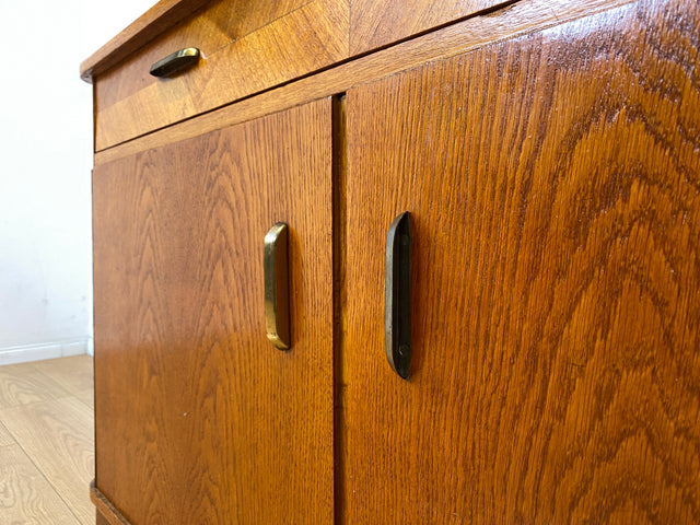 Formschöne 50er Jahre Kommode aus vollem Holz in Eiche mit Schublade I Sideboard Schrank Anrichte Wäschekommode Fernsehkommode TV Bank Board Mid-Century Vintage 60er I