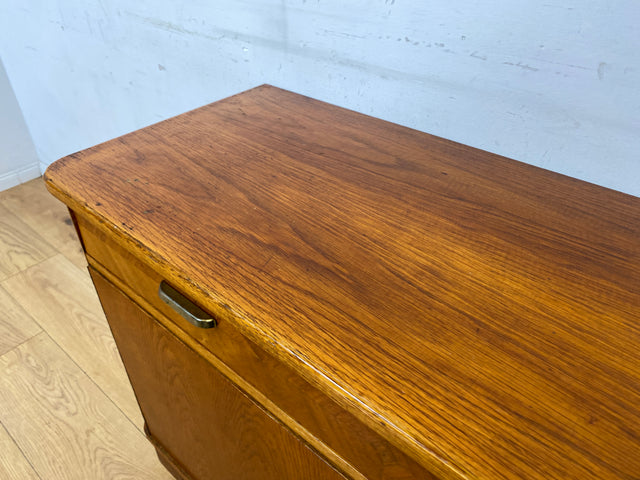 Formschöne 50er Jahre Kommode aus vollem Holz in Eiche mit Schublade I Sideboard Schrank Anrichte Wäschekommode Fernsehkommode TV Bank Board Mid-Century Vintage 60er I