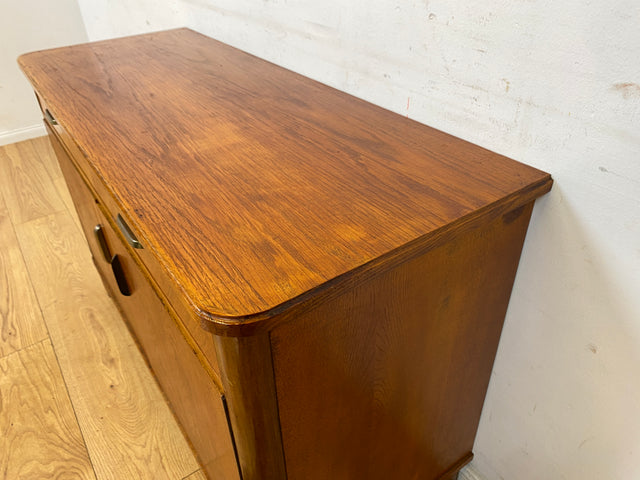 Formschöne 50er Jahre Kommode aus vollem Holz in Eiche mit Schublade I Sideboard Schrank Anrichte Wäschekommode Fernsehkommode TV Bank Board Mid-Century Vintage 60er I