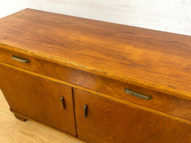 Formschöne 50er Jahre Kommode aus vollem Holz in Eiche mit Schublade I Sideboard Schrank Anrichte Wäschekommode Fernsehkommode TV Bank Board Mid-Century Vintage 60er I