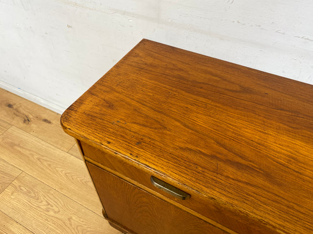 Formschöne 50er Jahre Kommode aus vollem Holz in Eiche mit Schublade I Sideboard Schrank Anrichte Wäschekommode Fernsehkommode TV Bank Board Mid-Century Vintage 60er I