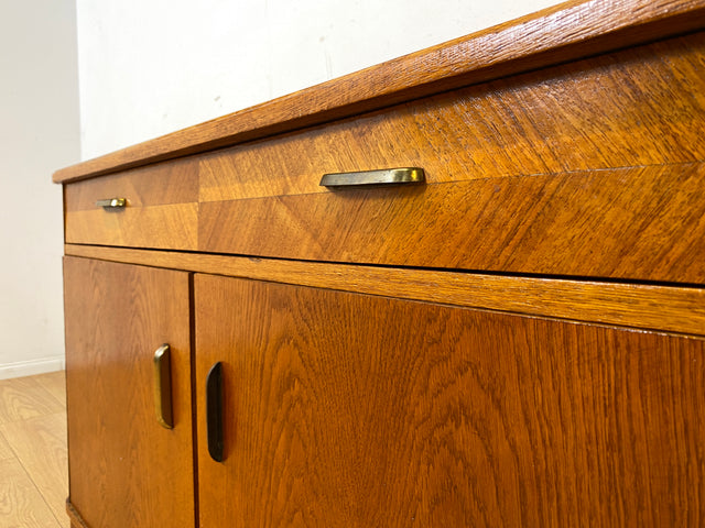 Formschöne 50er Jahre Kommode aus vollem Holz in Eiche mit Schublade I Sideboard Schrank Anrichte Wäschekommode Fernsehkommode TV Bank Board Mid-Century Vintage 60er I