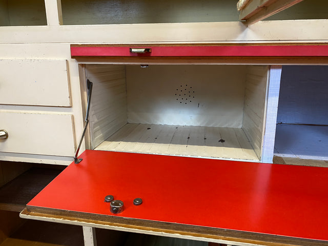 Freundliche 50er Jahre Küchenanrichte mit Ausziehbrett, Vorhängen und Brot Fach I Küchenschrank Anrichte Küche Küchenkommode Buffet Geschirrschrank Mid-Century Retro Vintage I