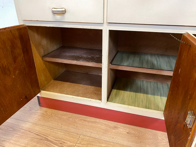 Freundliche 50er Jahre Küchenanrichte mit Ausziehbrett, Vorhängen und Brot Fach I Küchenschrank Anrichte Küche Küchenkommode Buffet Geschirrschrank Mid-Century Retro Vintage I