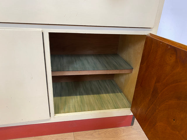 Freundliche 50er Jahre Küchenanrichte mit Ausziehbrett, Vorhängen und Brot Fach I Küchenschrank Anrichte Küche Küchenkommode Buffet Geschirrschrank Mid-Century Retro Vintage I