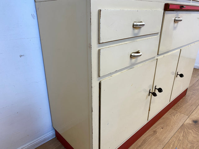 Freundliche 50er Jahre Küchenanrichte mit Ausziehbrett, Vorhängen und Brot Fach I Küchenschrank Anrichte Küche Küchenkommode Buffet Geschirrschrank Mid-Century Retro Vintage I