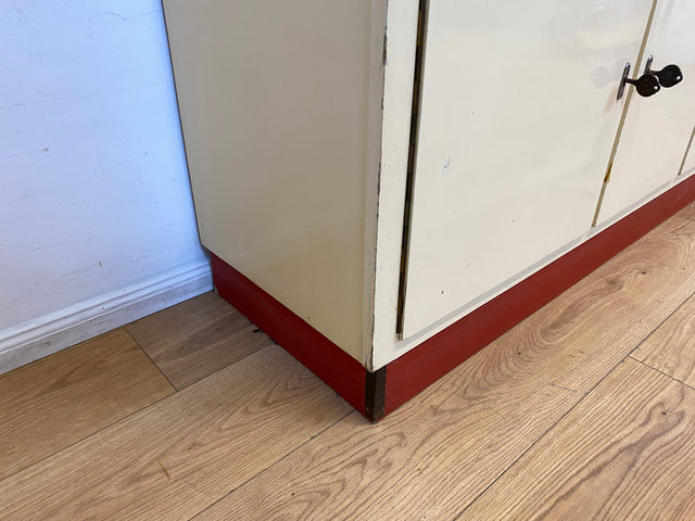 Freundliche 50er Jahre Küchenanrichte mit Ausziehbrett, Vorhängen und Brot Fach I Küchenschrank Anrichte Küche Küchenkommode Buffet Geschirrschrank Mid-Century Retro Vintage I