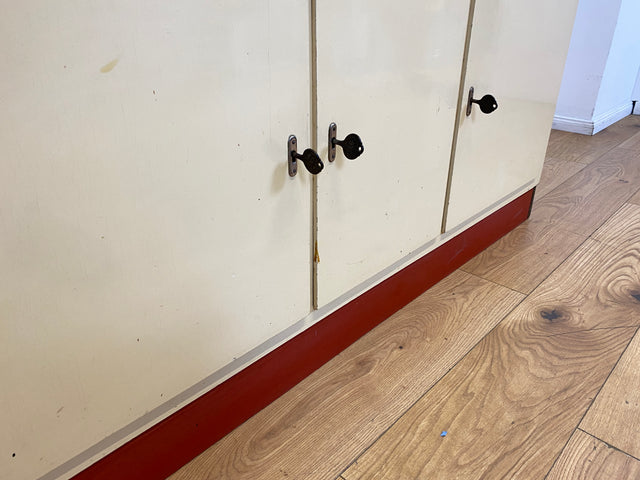 Freundliche 50er Jahre Küchenanrichte mit Ausziehbrett, Vorhängen und Brot Fach I Küchenschrank Anrichte Küche Küchenkommode Buffet Geschirrschrank Mid-Century Retro Vintage I
