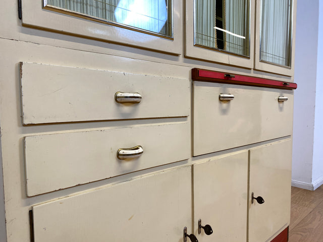 Freundliche 50er Jahre Küchenanrichte mit Ausziehbrett, Vorhängen und Brot Fach I Küchenschrank Anrichte Küche Küchenkommode Buffet Geschirrschrank Mid-Century Retro Vintage I