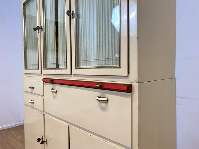 Freundliche 50er Jahre Küchenanrichte mit Ausziehbrett, Vorhängen und Brot Fach I Küchenschrank Anrichte Küche Küchenkommode Buffet Geschirrschrank Mid-Century Retro Vintage I