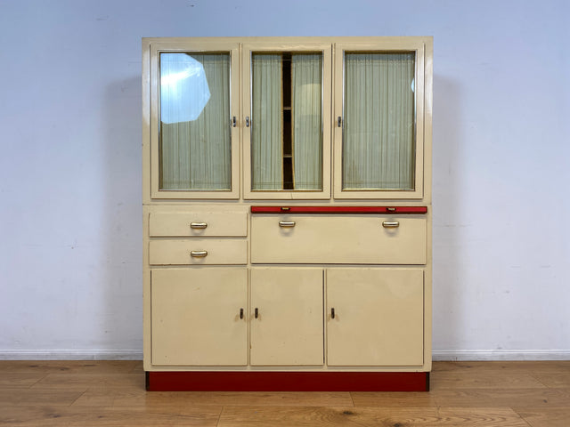 Freundliche 50er Jahre Küchenanrichte mit Ausziehbrett, Vorhängen und Brot Fach I Küchenschrank Anrichte Küche Küchenkommode Buffet Geschirrschrank Mid-Century Retro Vintage I