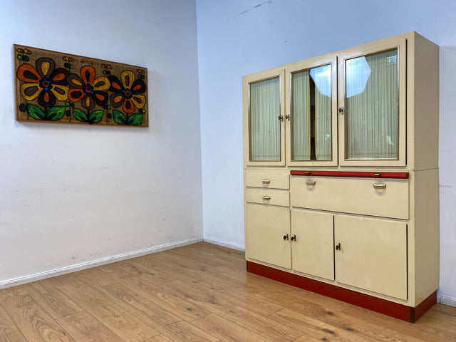Freundliche 50er Jahre Küchenanrichte mit Ausziehbrett, Vorhängen und Brot Fach I Küchenschrank Anrichte Küche Küchenkommode Buffet Geschirrschrank Mid-Century Retro Vintage I