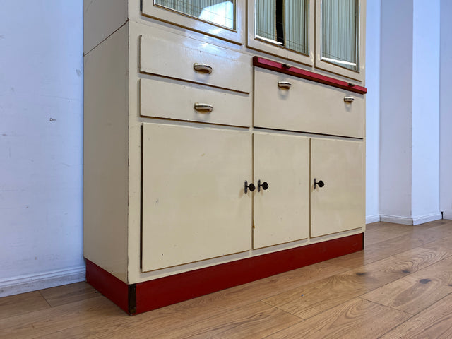 Freundliche 50er Jahre Küchenanrichte mit Ausziehbrett, Vorhängen und Brot Fach I Küchenschrank Anrichte Küche Küchenkommode Buffet Geschirrschrank Mid-Century Retro Vintage I