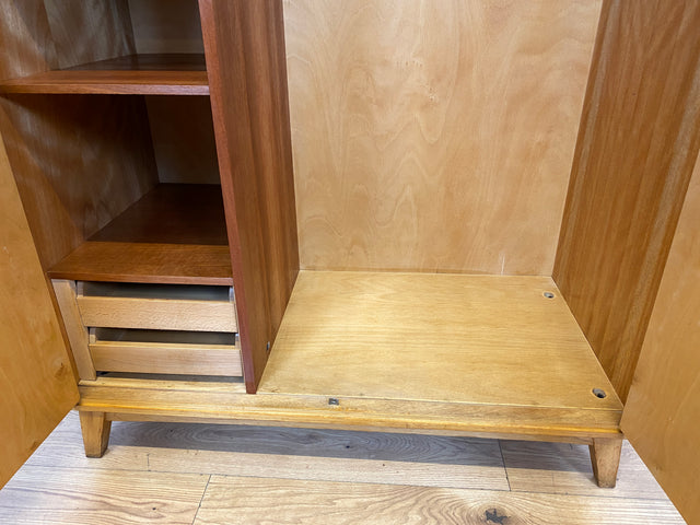 Stilvoller und perfekt aufgeteilter 50er Jahre Massivholz Kleiderschrank in Kirschbaum mit Schubladen I Schrank Wäscheschrank Schlafzimmerschrank Mid-Century Vintage 60er I