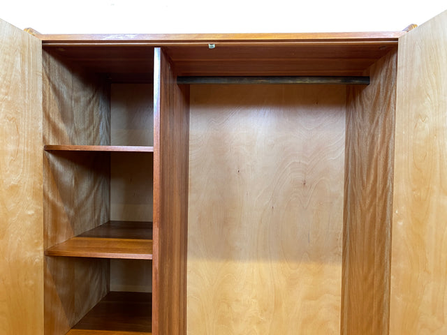 Stilvoller und perfekt aufgeteilter 50er Jahre Massivholz Kleiderschrank in Kirschbaum mit Schubladen I Schrank Wäscheschrank Schlafzimmerschrank Mid-Century Vintage 60er I