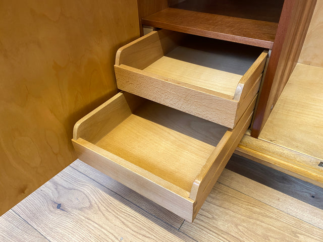 Stilvoller und perfekt aufgeteilter 50er Jahre Massivholz Kleiderschrank in Kirschbaum mit Schubladen I Schrank Wäscheschrank Schlafzimmerschrank Mid-Century Vintage 60er I