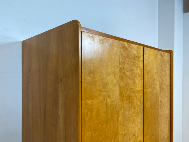 Stilvoller und perfekt aufgeteilter 50er Jahre Massivholz Kleiderschrank in Kirschbaum mit Schubladen I Schrank Wäscheschrank Schlafzimmerschrank Mid-Century Vintage 60er I