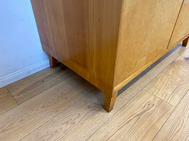 Stilvoller und perfekt aufgeteilter 50er Jahre Massivholz Kleiderschrank in Kirschbaum mit Schubladen I Schrank Wäscheschrank Schlafzimmerschrank Mid-Century Vintage 60er I