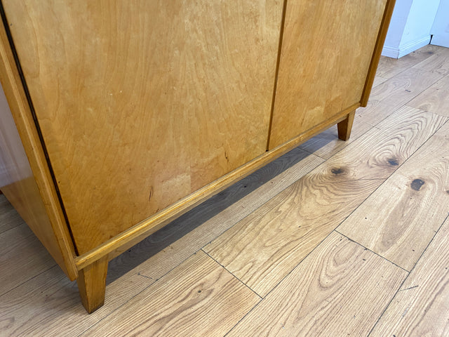 Stilvoller und perfekt aufgeteilter 50er Jahre Massivholz Kleiderschrank in Kirschbaum mit Schubladen I Schrank Wäscheschrank Schlafzimmerschrank Mid-Century Vintage 60er I