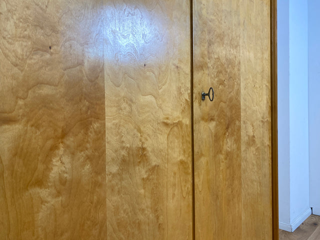 Stilvoller und perfekt aufgeteilter 50er Jahre Massivholz Kleiderschrank in Kirschbaum mit Schubladen I Schrank Wäscheschrank Schlafzimmerschrank Mid-Century Vintage 60er I