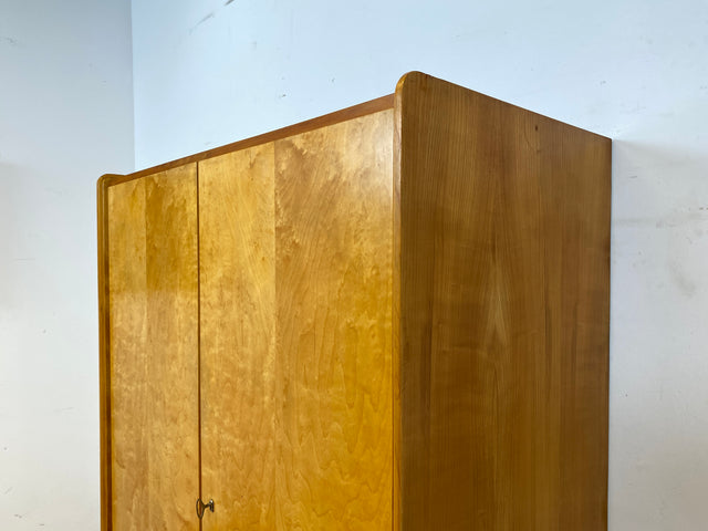 Stilvoller und perfekt aufgeteilter 50er Jahre Massivholz Kleiderschrank in Kirschbaum mit Schubladen I Schrank Wäscheschrank Schlafzimmerschrank Mid-Century Vintage 60er I