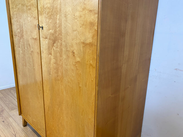 Stilvoller und perfekt aufgeteilter 50er Jahre Massivholz Kleiderschrank in Kirschbaum mit Schubladen I Schrank Wäscheschrank Schlafzimmerschrank Mid-Century Vintage 60er I