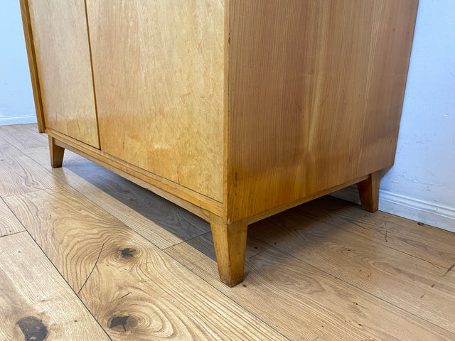 Stilvoller und perfekt aufgeteilter 50er Jahre Massivholz Kleiderschrank in Kirschbaum mit Schubladen I Schrank Wäscheschrank Schlafzimmerschrank Mid-Century Vintage 60er I