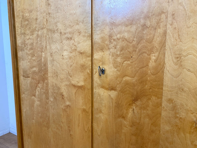 Stilvoller und perfekt aufgeteilter 50er Jahre Massivholz Kleiderschrank in Kirschbaum mit Schubladen I Schrank Wäscheschrank Schlafzimmerschrank Mid-Century Vintage 60er I