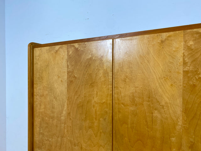 Stilvoller und perfekt aufgeteilter 50er Jahre Massivholz Kleiderschrank in Kirschbaum mit Schubladen I Schrank Wäscheschrank Schlafzimmerschrank Mid-Century Vintage 60er I