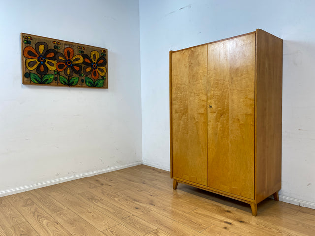 Stilvoller und perfekt aufgeteilter 50er Jahre Massivholz Kleiderschrank in Kirschbaum mit Schubladen I Schrank Wäscheschrank Schlafzimmerschrank Mid-Century Vintage 60er I