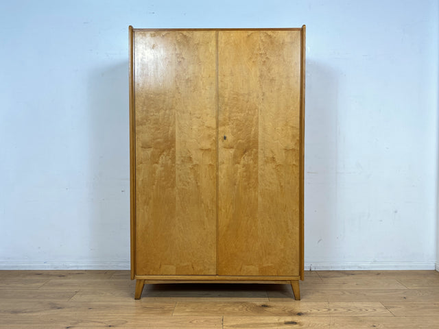 Stilvoller und perfekt aufgeteilter 50er Jahre Massivholz Kleiderschrank in Kirschbaum mit Schubladen I Schrank Wäscheschrank Schlafzimmerschrank Mid-Century Vintage 60er I