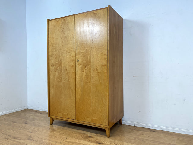 Stilvoller und perfekt aufgeteilter 50er Jahre Massivholz Kleiderschrank in Kirschbaum mit Schubladen I Schrank Wäscheschrank Schlafzimmerschrank Mid-Century Vintage 60er I
