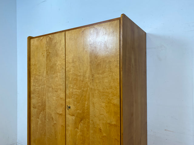 Stilvoller und perfekt aufgeteilter 50er Jahre Massivholz Kleiderschrank in Kirschbaum mit Schubladen I Schrank Wäscheschrank Schlafzimmerschrank Mid-Century Vintage 60er I
