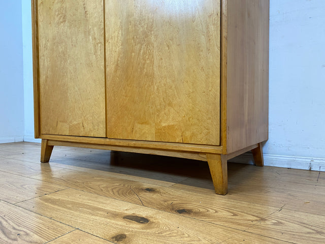 Stilvoller und perfekt aufgeteilter 50er Jahre Massivholz Kleiderschrank in Kirschbaum mit Schubladen I Schrank Wäscheschrank Schlafzimmerschrank Mid-Century Vintage 60er I