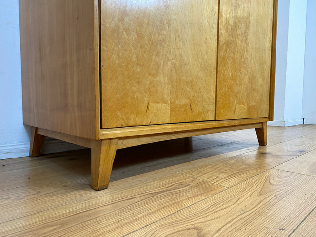 Stilvoller und perfekt aufgeteilter 50er Jahre Massivholz Kleiderschrank in Kirschbaum mit Schubladen I Schrank Wäscheschrank Schlafzimmerschrank Mid-Century Vintage 60er I