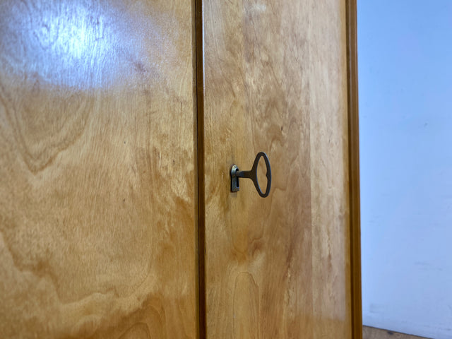 Stilvoller und perfekt aufgeteilter 50er Jahre Massivholz Kleiderschrank in Kirschbaum mit Schubladen I Schrank Wäscheschrank Schlafzimmerschrank Mid-Century Vintage 60er I
