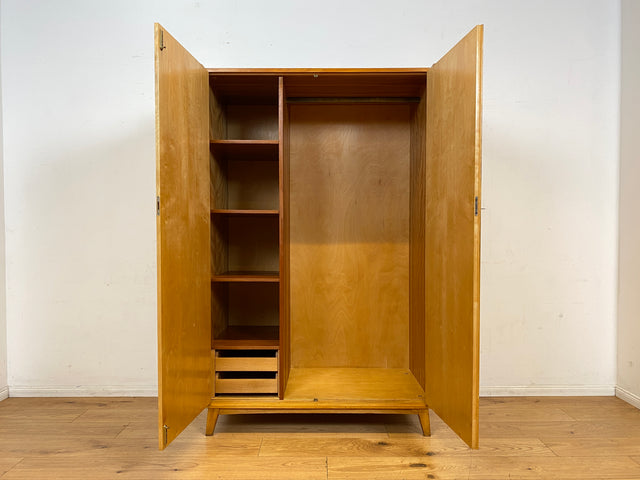 Stilvoller und perfekt aufgeteilter 50er Jahre Massivholz Kleiderschrank in Kirschbaum mit Schubladen I Schrank Wäscheschrank Schlafzimmerschrank Mid-Century Vintage 60er I