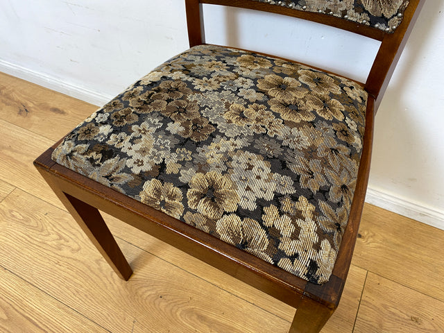 Set aus 4 eleganten und stabilen 50er Jahre Stühle mit floralem Originalbezug I 4er Esszimmerstühle Holzstühle Küchenstühle Dining Chairs Blumen Mid-Century Vintage 60er I