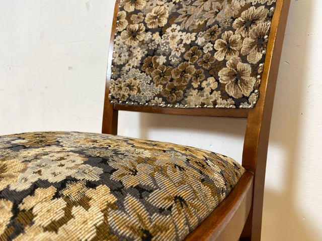 Set aus 4 eleganten und stabilen 50er Jahre Stühle mit floralem Originalbezug I 4er Esszimmerstühle Holzstühle Küchenstühle Dining Chairs Blumen Mid-Century Vintage 60er I