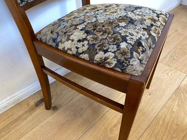Set aus 4 eleganten und stabilen 50er Jahre Stühle mit floralem Originalbezug I 4er Esszimmerstühle Holzstühle Küchenstühle Dining Chairs Blumen Mid-Century Vintage 60er I