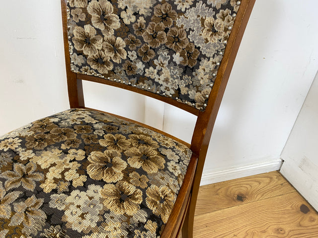 Set aus 4 eleganten und stabilen 50er Jahre Stühle mit floralem Originalbezug I 4er Esszimmerstühle Holzstühle Küchenstühle Dining Chairs Blumen Mid-Century Vintage 60er I